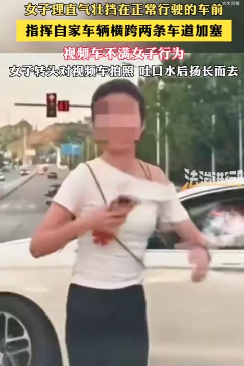 重庆，晚高峰时期，一辆白色轿车突然急刹，一女子从车上下来直接冲到路中间，用肉身挡