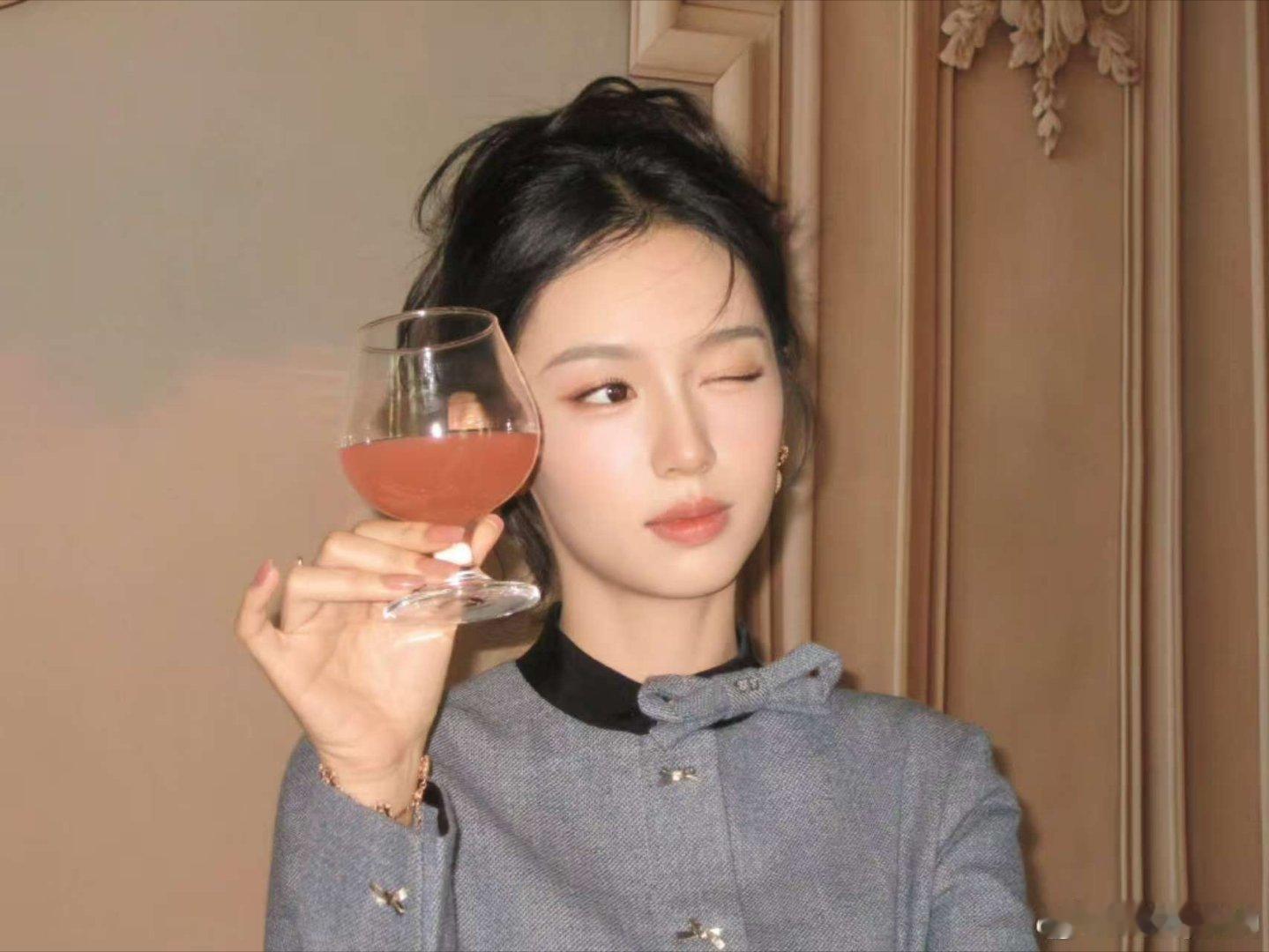 周也启程赴约周也举杯wink周也举杯wink，启程赴约，