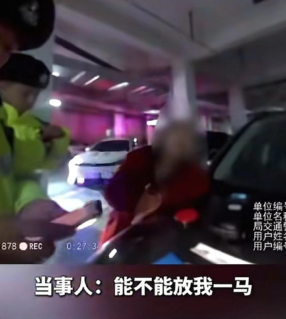 新疆，女子喝酒后发现车子停在地库门口，会妨碍别人进出，她觉得，只是短距离挪车到车