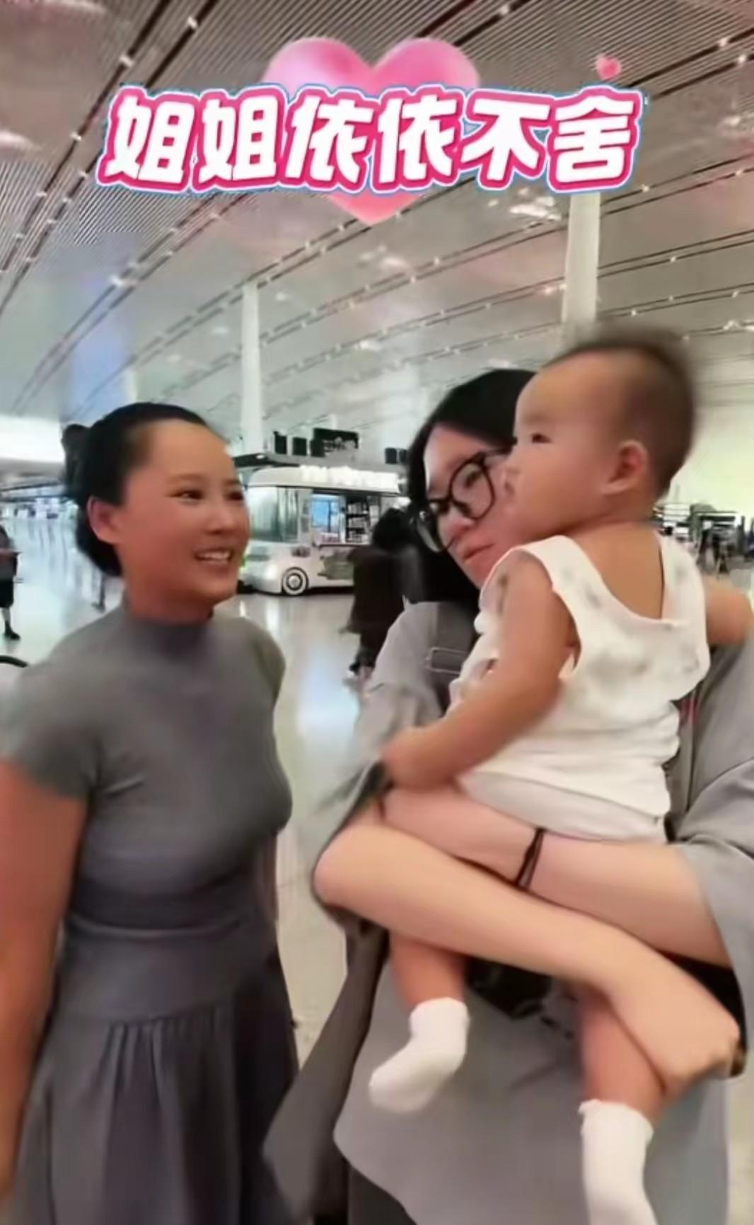 耿为华的大女儿身材高挑，长得也漂亮。一家三口机场送别大女儿出国读研，大女儿看起来