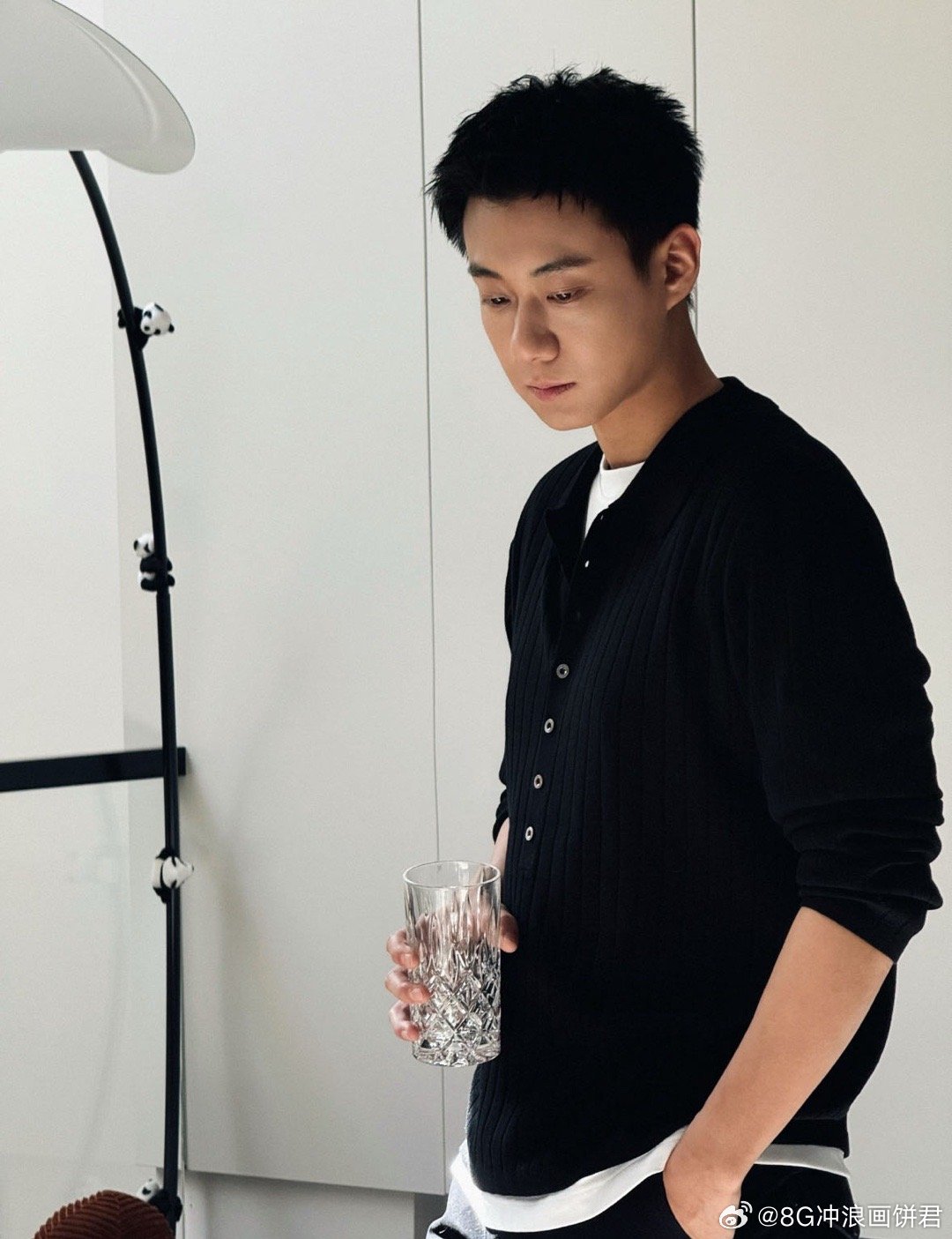 高至霆演年代剧闭眼可入身材高大但不单薄，长相周正但不老气，这种条件演年代剧男主简