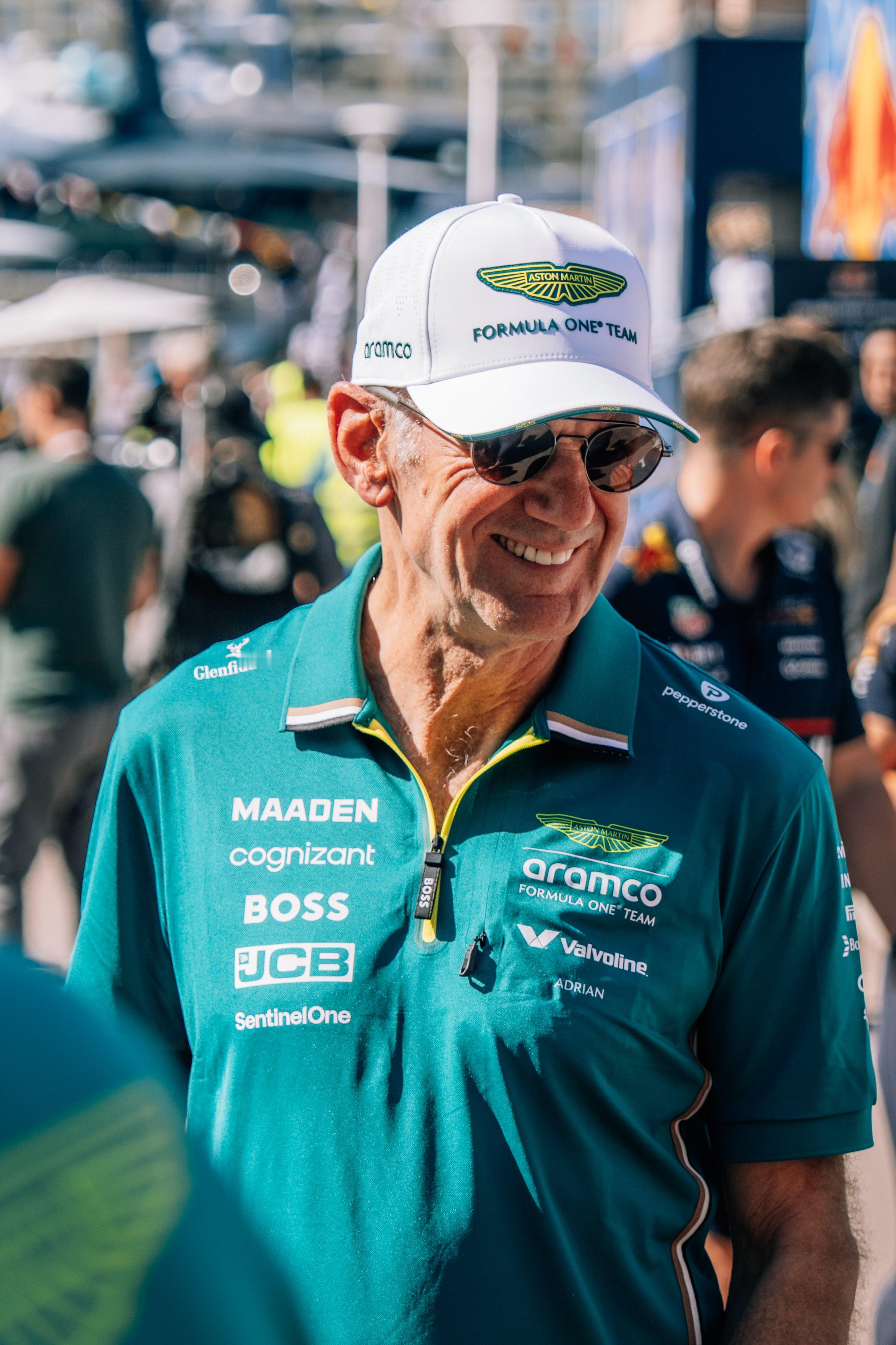 F1 身穿阿斯顿·马丁队服的阿德里安·纽维第一次现身F1围场！2025F1摩纳哥