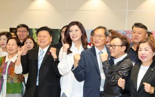 反转来了！前脚民调还把郑丽文按在4%垫底，后脚她转手就把40多国驻台代表请进国民