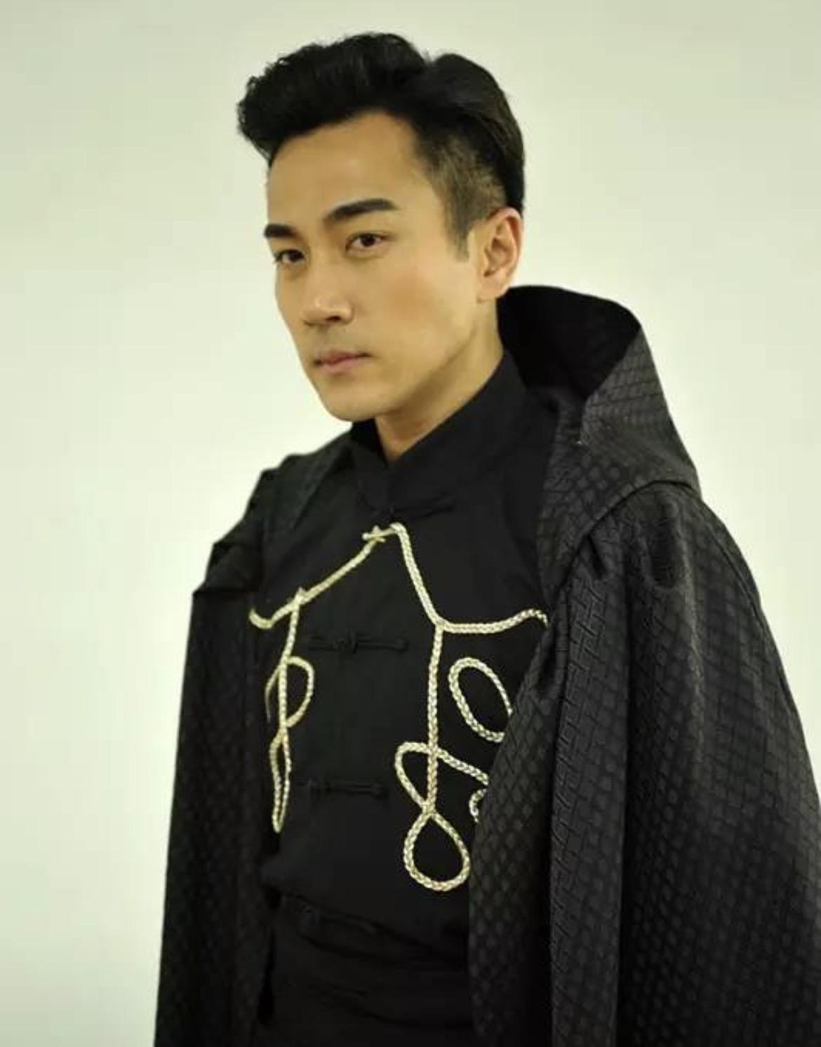 为什么刘恺威52岁了，

还能找到比自己小20岁的黎纪君做女朋友？

不是因为刘