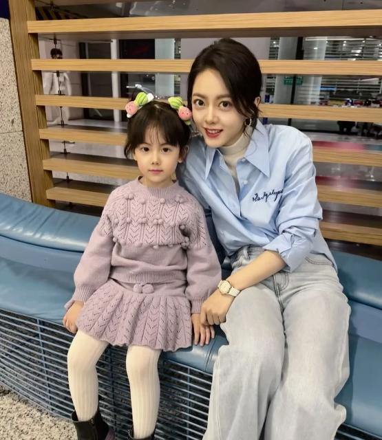 童星王安琪，凭一张脸硬控半个娱乐圈！
说真的，这姑娘简直是内娱的“百搭神颜”。