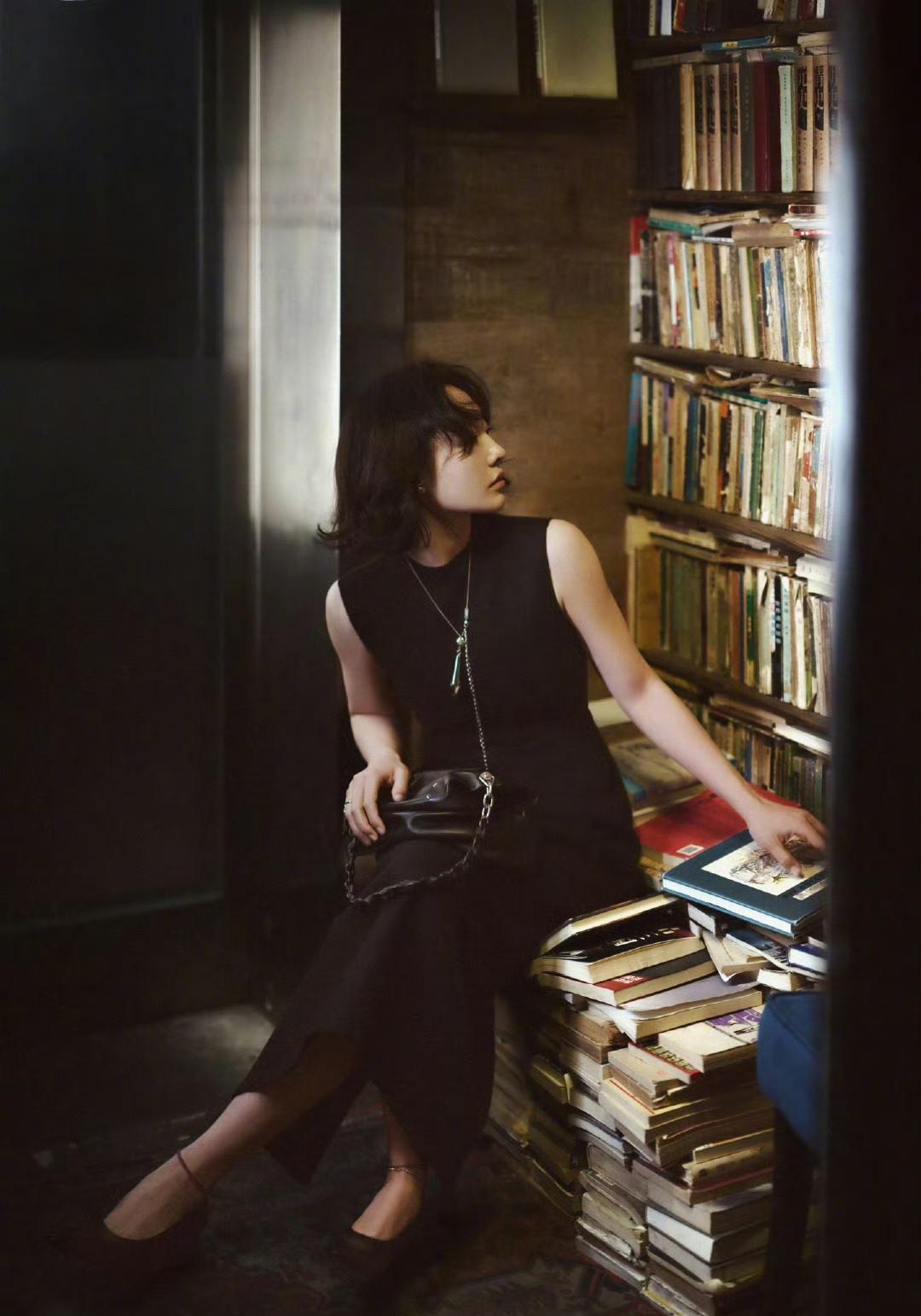 白百何
穿黑色无袖连衣裙真好看
显瘦又性感
神秘又有女人味
这种小黑裙
太值得中