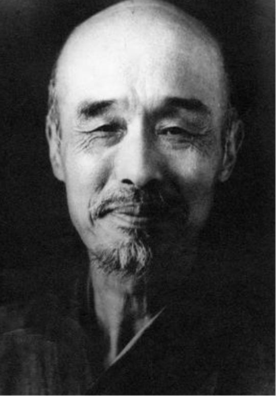 1937年，日本侵略军逼近厦门，暂住厦门的弘一法师被人盯上，一位日本舰队司令找到