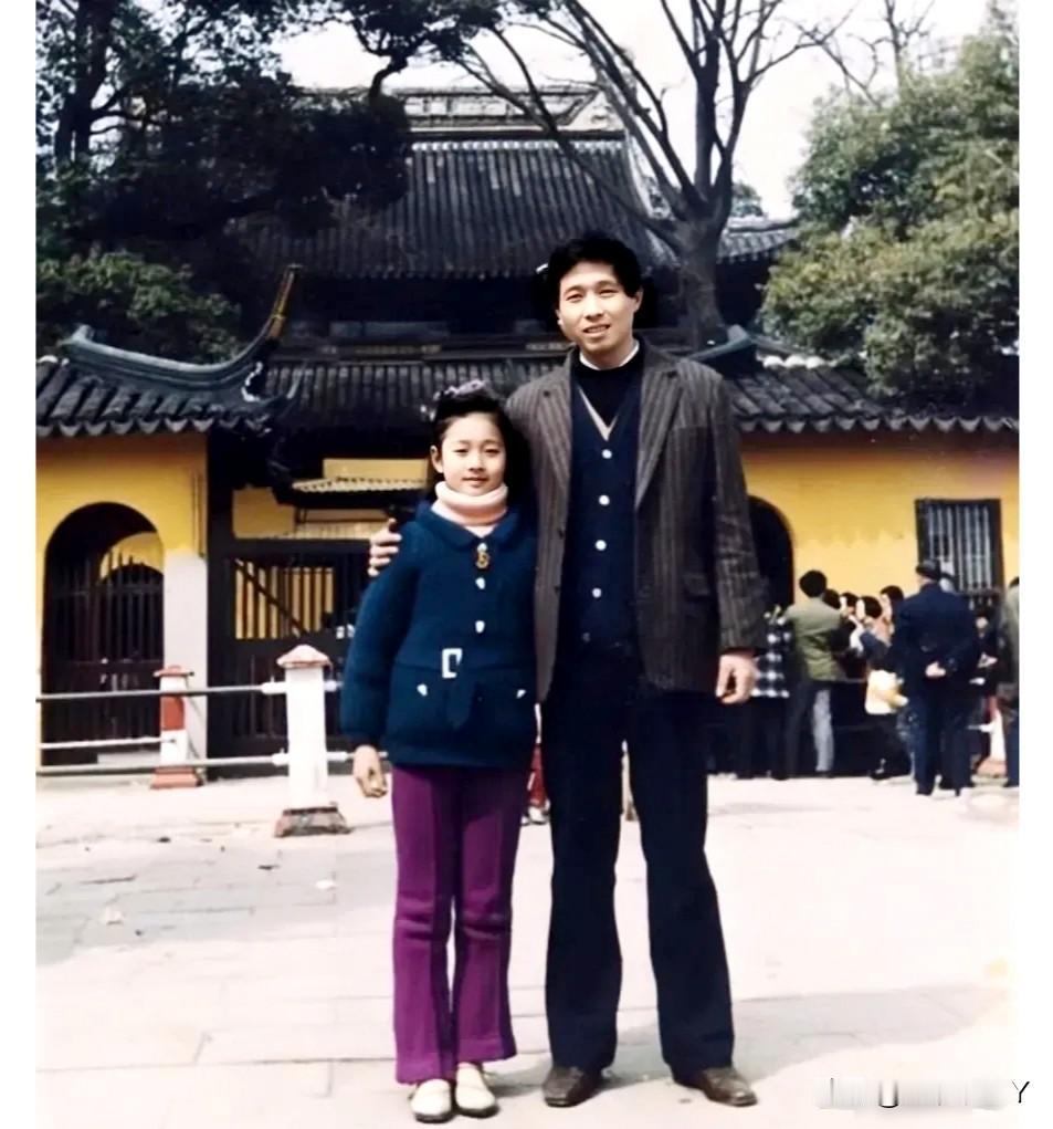 这是上世纪80年代中期，小女孩与他的父亲在静安寺留下的美好瞬间，当年衣着光鲜、乖