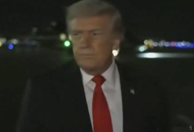 ‼️特朗普表示区区马克龙何足挂齿：记者：“您是否邀请普京成为和平委员会的成员？”