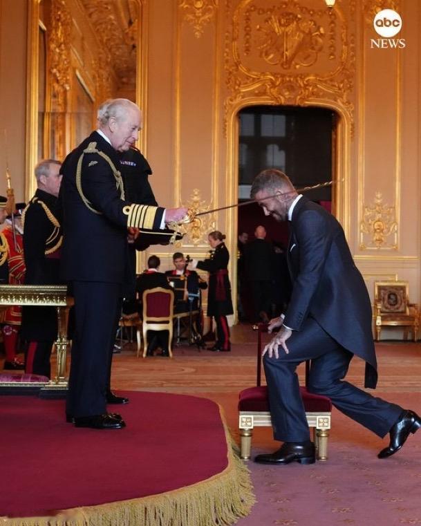 当地时间周二，英国国王查理三世授予足球传奇人物大卫·贝克汉姆爵士头衔，以表彰他对