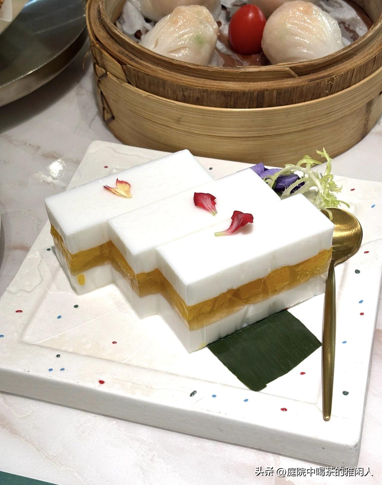 今天是我退休的第五天，明明不用上班了，却每天抱着手机，死盯着单位工作群。

我就