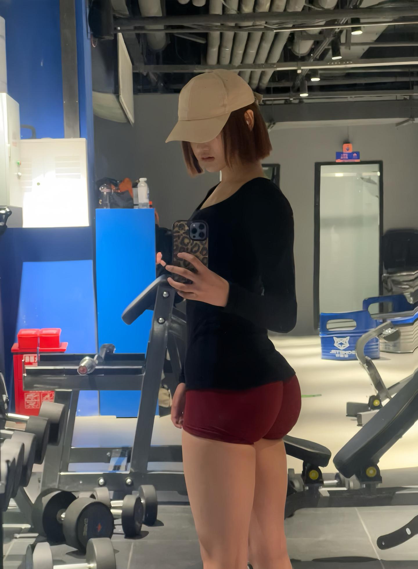 63岁阿姨健身8年身材如少女 毫无训练痕迹 174cm