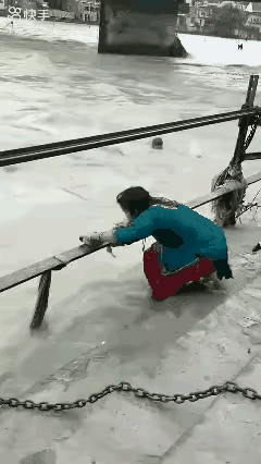 危难瞬间显大义！女子巧用网兜激流勇救落水孩童
 
在千钧一发之际出手！
一急流中