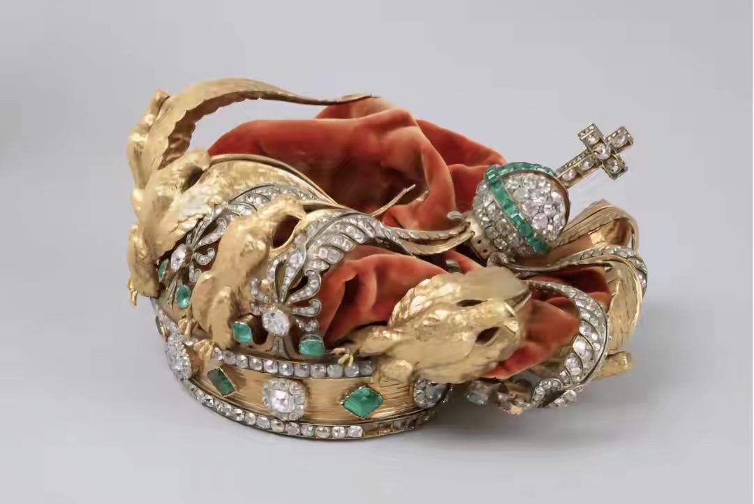 严重挤压变形！欧仁妮皇后皇冠是卢浮宫被盗案9件珍宝里唯一追回的一件！但被盗贼暴力