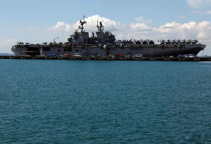 驻日美军两栖攻击舰驶向中东 美军两栖攻击舰“的黎波里”号昨天被拍到在新加坡沿海航