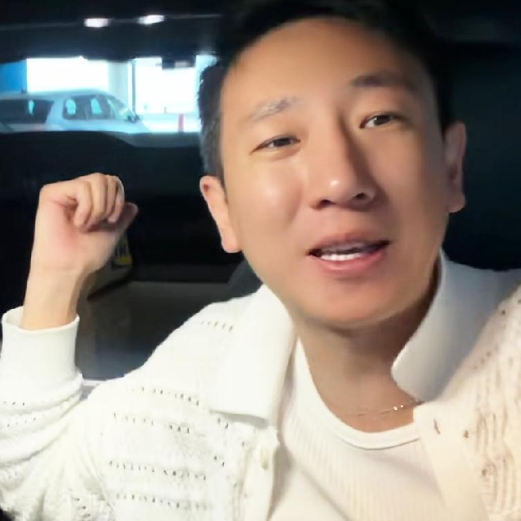 西蒙真的是个好孩子，他为人正直，说话直爽，不拿腔拿调一次偶然爱上了意大利女孩，跟