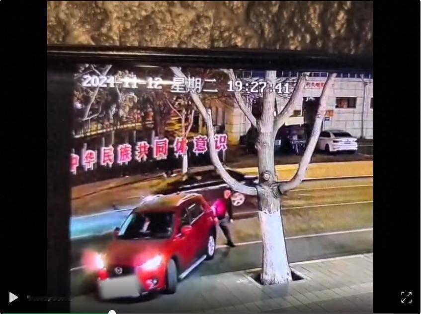 11月12日，内蒙古赤峰一超市门口，越野车司机倒车时好像蹭到了人。司机下车一看，