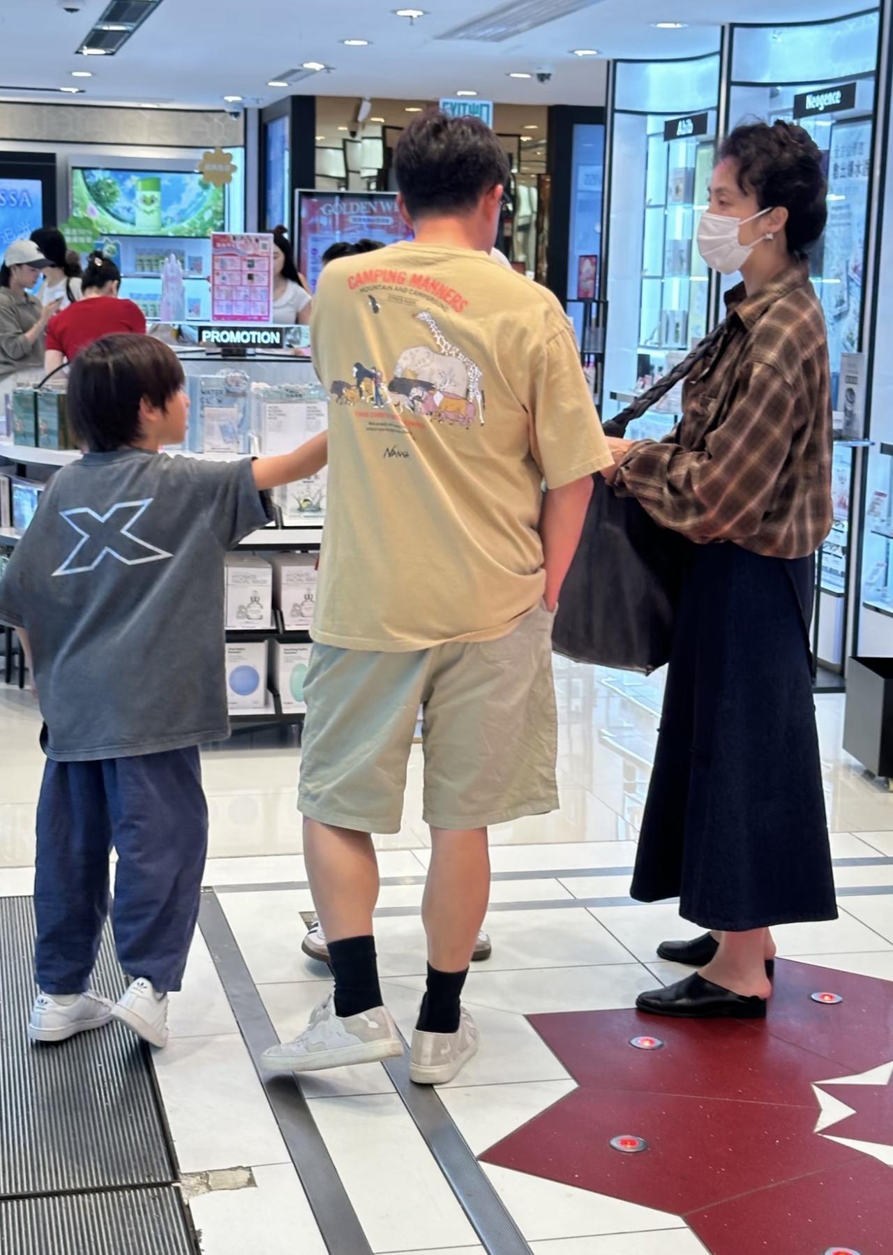 10月3日，有网友在香港偶遇黄磊，他携妻儿现身商场的画面。

黄磊的8岁儿子很少