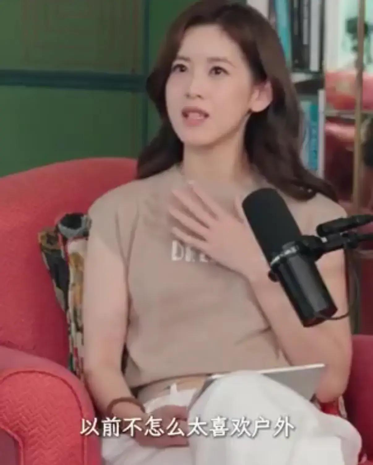 最近，娱乐圈的访谈节目里，刘嘉玲和章泽天这类大牌明星常常聊起生活焦虑、个人成长的