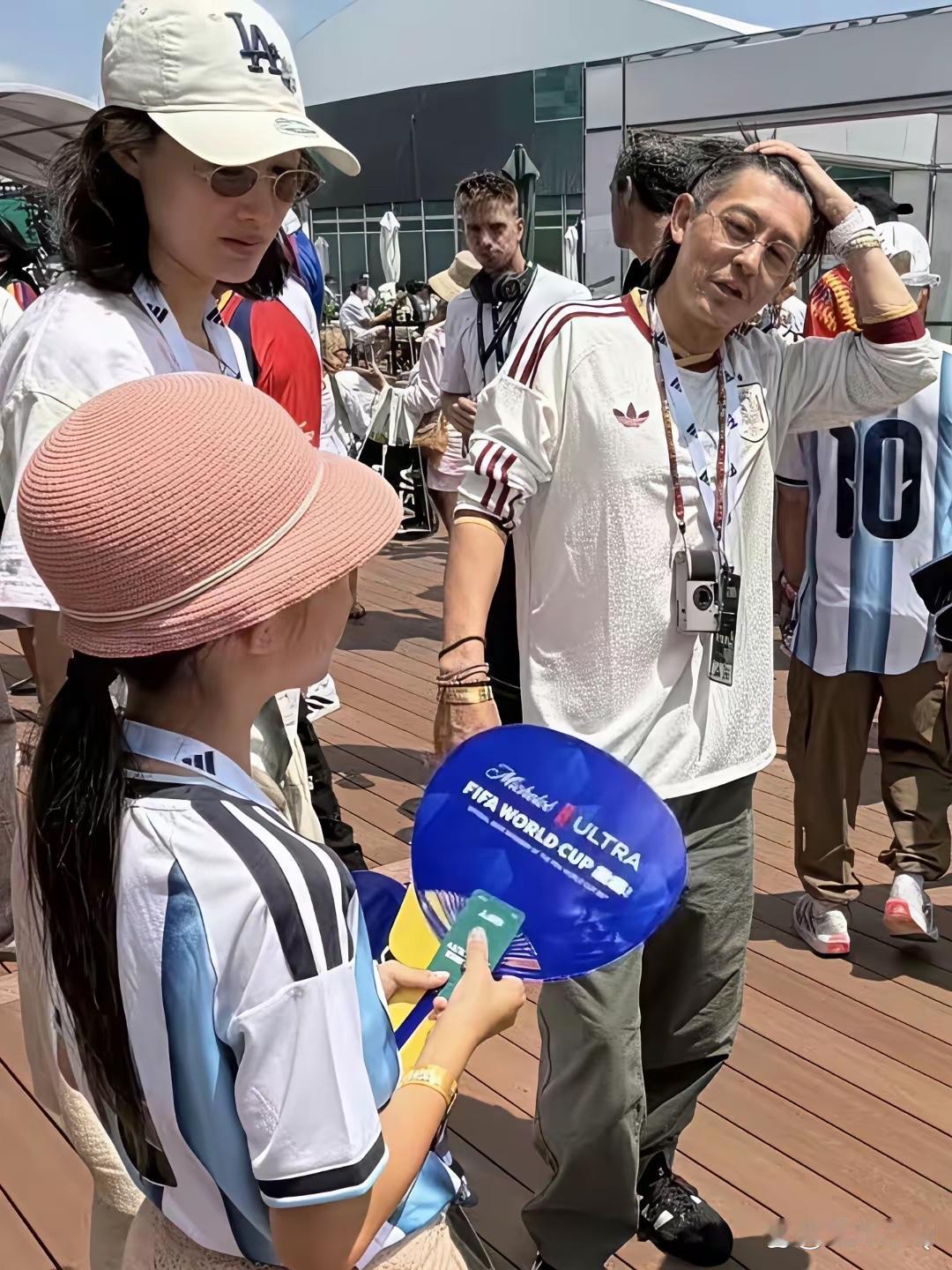 这么对比下来，反倒感觉陈冠希有点高攀秦舒培了。 