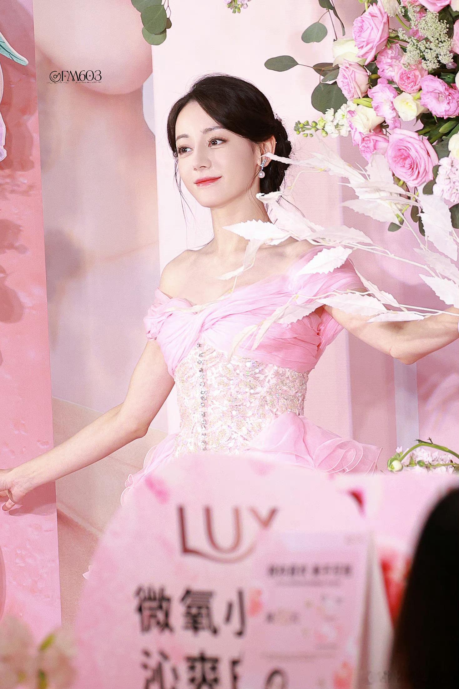 #迪丽热巴应援牌#水蜜桃公主，每次看见小迪都想亲一口😚真的不是我的错，是她太可