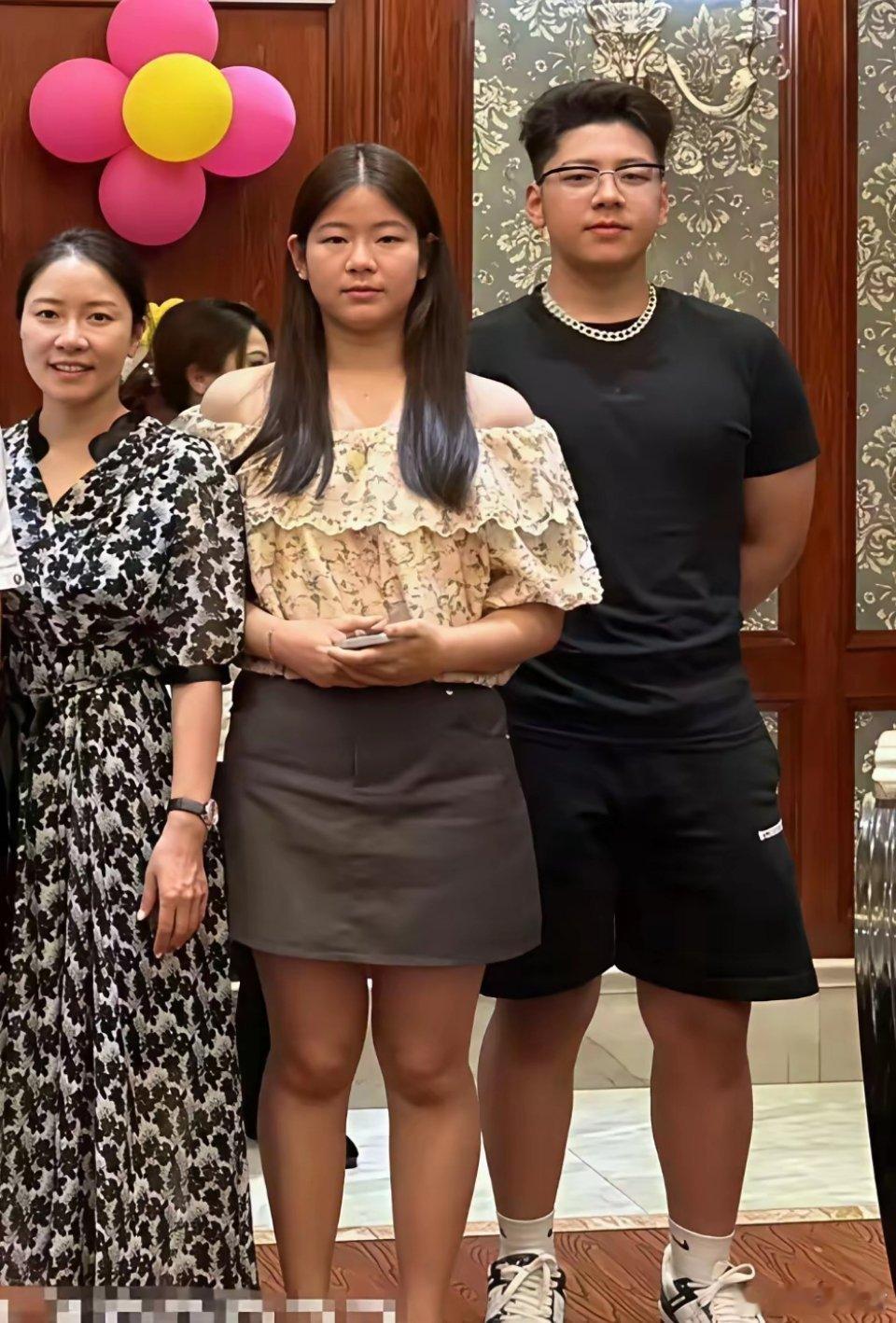 郭涛一家现身阿那亚，14岁女儿身高近180cm，与哥哥石头共用一张脸 ​​​