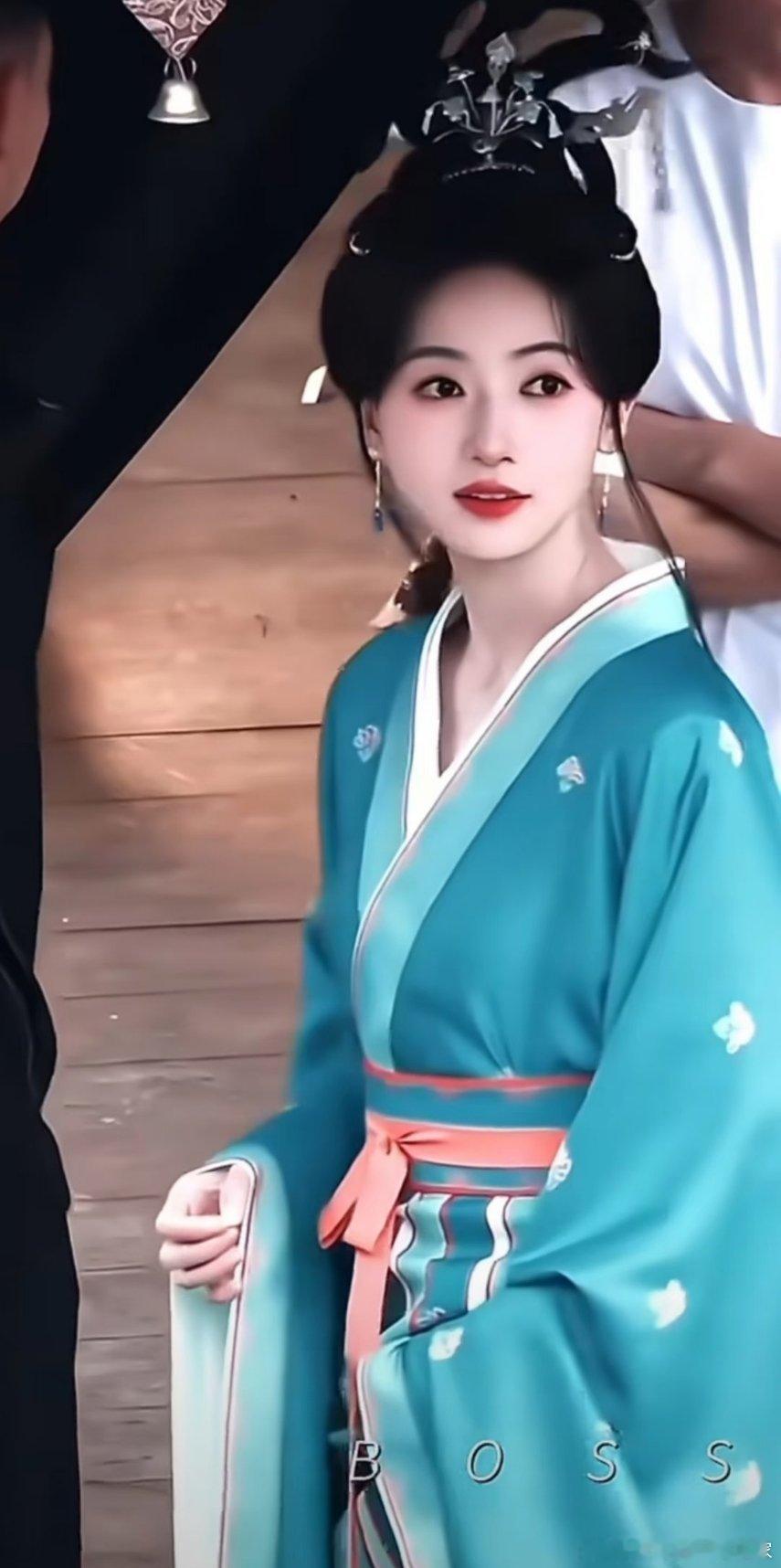 谁敢信吴谨言产后状态这么好。。。感觉眼睛里并没有产后的疲惫，反而依旧很有灵气，有