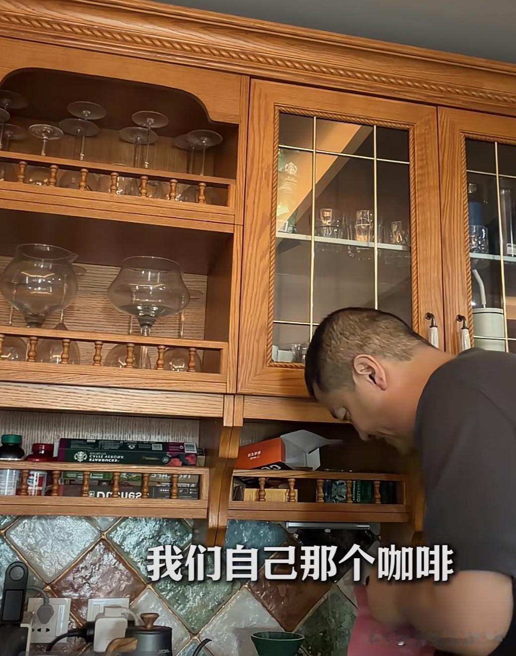 今天一大早，刷到李亚鹏老师的视频，得知他再次踏上创业征程，正式进军咖啡领域，推出
