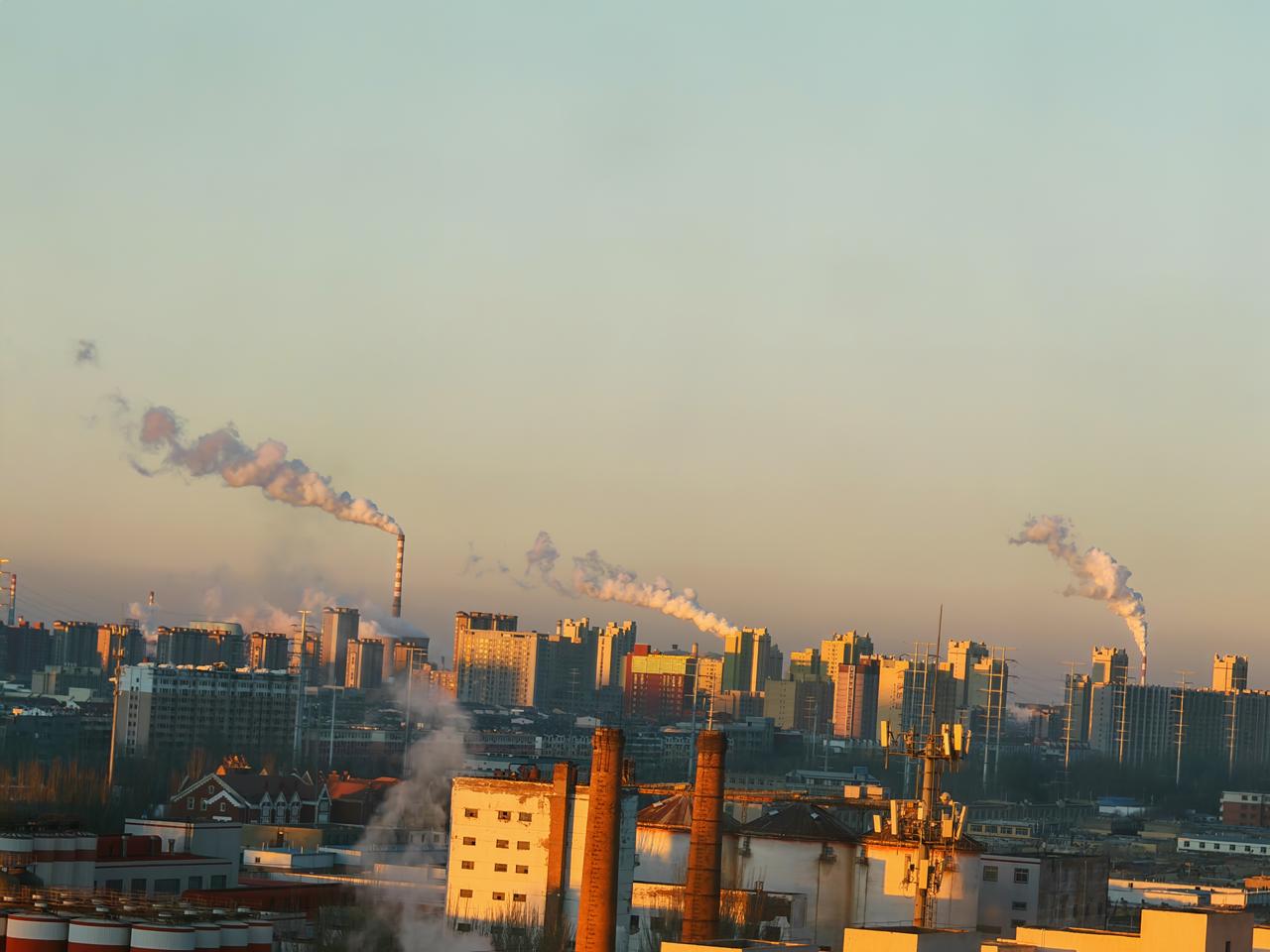 晨风、日出，塞外城市的生机就在那一根根烟囱里！
希望、未来，年复一年，冬去春来，