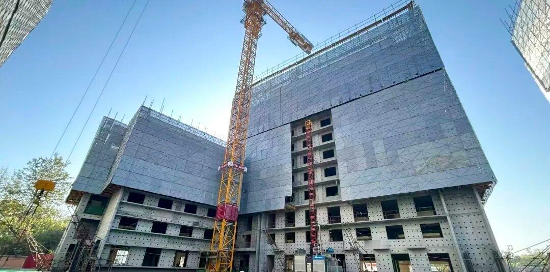 【怀柔科学城长城青年社区一期项目完成主体结构封顶】近日，怀柔科学城长城青年社区一