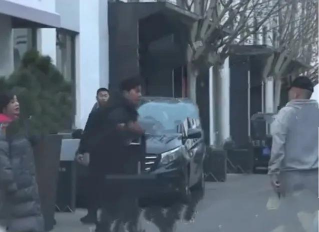 刘晓庆前男友上门找刘晓庆对话被无情阻拦，12月20号，刘晓庆的前男友趁着刘晓庆收