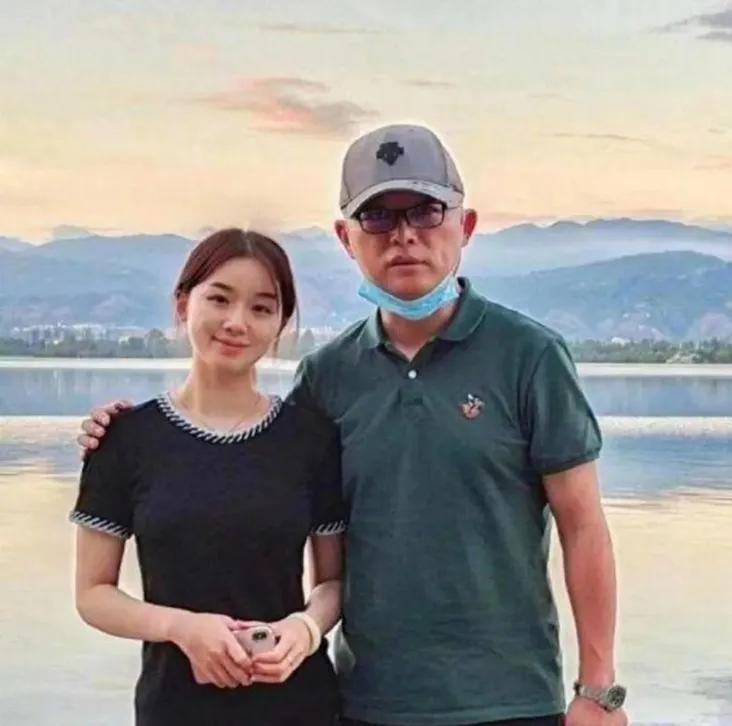 一天夜里，孟非醒来发现妻子李雪正在偷偷翻他手机，于是假装睡着，第二天，他就对李雪