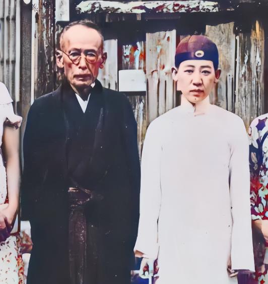 1924年那个夜晚，18岁的她被59岁的日本养父糟蹋，后来，她只在手记里写了一句