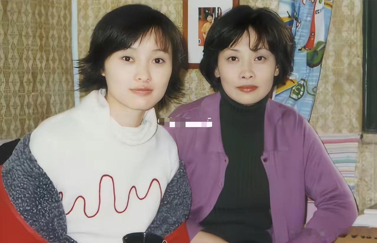 演员吴越晒出与母亲合照，俩人长得好像，母亲好有气质！ 年轻时也是一位大美人，皮肤