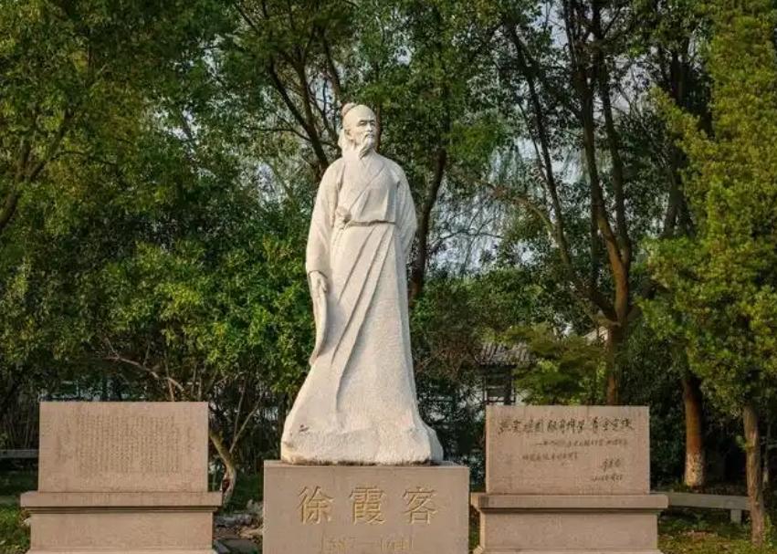 1640年，徐霞客在云南病倒，双足俱废，眼看就要活不成了。丽江土司木增却下达一道