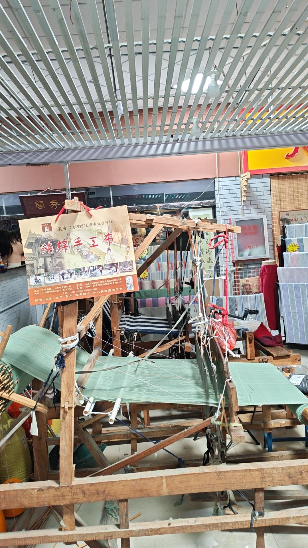 织布机：农耕文明的“活化石”
 织布机是农耕文明中男耕女织生产模式的核心载体，飞