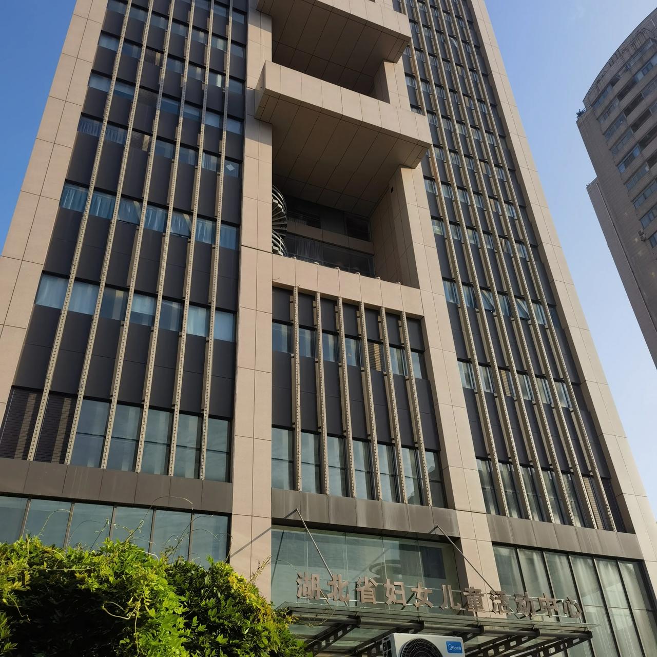 路过省三保，湖北省最好的幼儿园，老领导李尔重同志题词: 托起明天的太阳! 省直机