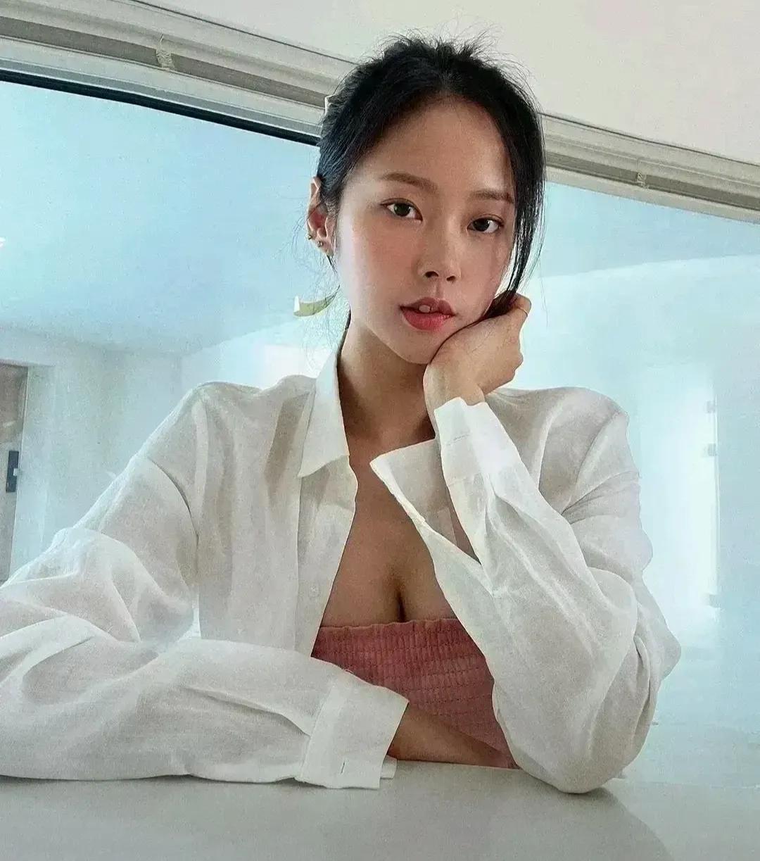 一个离婚带着儿子的女人，曾怀疑是否还有人愿意接纳她。直到他的出现，打破了她的疑虑