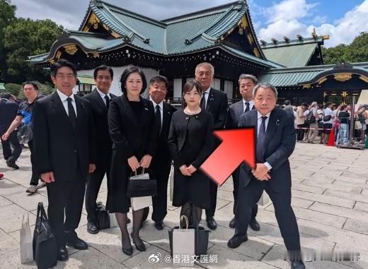 “神厕”前的这张合影，让人难以接受
 
最近一张合影照片，看完心里很不是滋味。