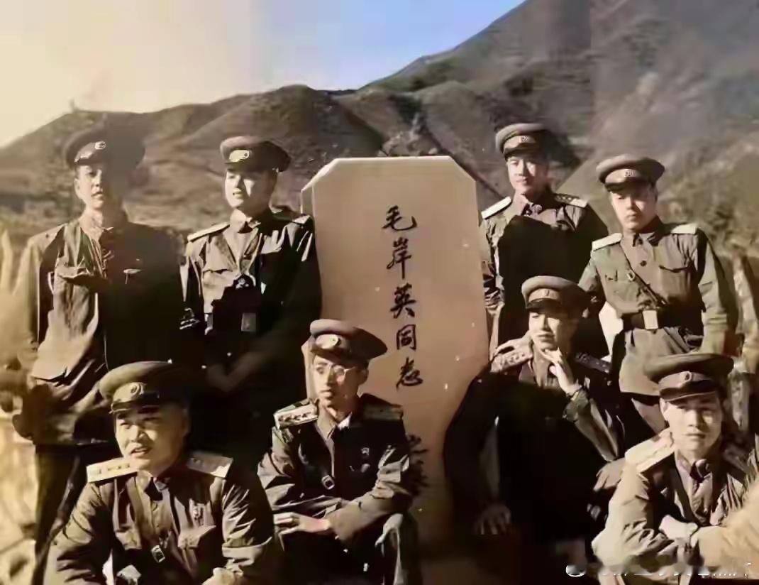 1955年，几名志愿军青年军官回国前在毛岸英同志墓前留影。 