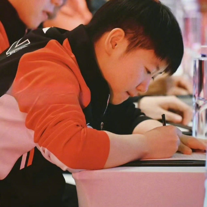 混团世界杯前国乒集体开画 成都混合团体世界杯明日开赛，今天进行了抽签仪式等赛前活