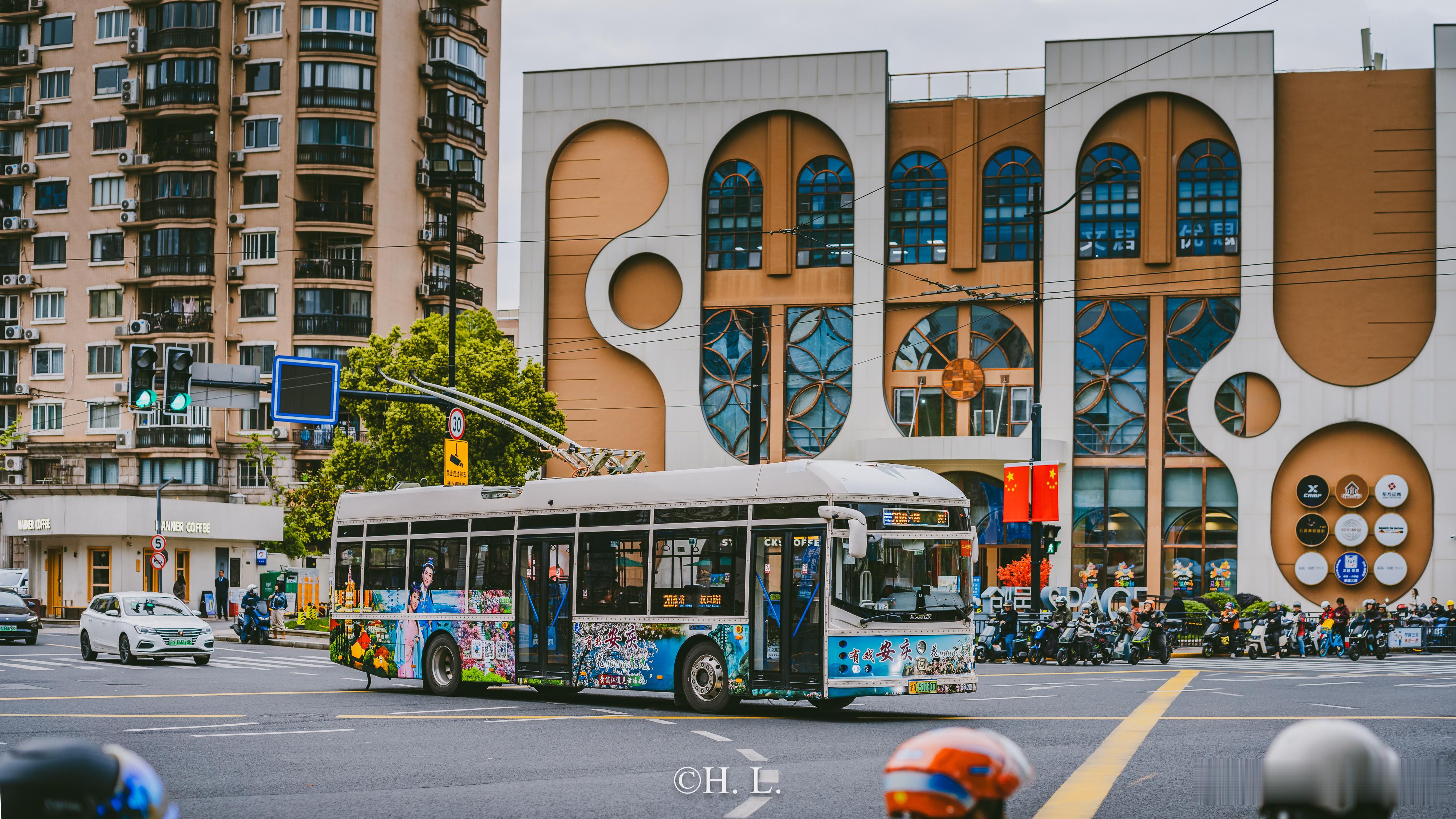 有戏安庆安庆文旅 广告又一次结缘上海无轨电车20路无轨电车 2005号贴上春日安