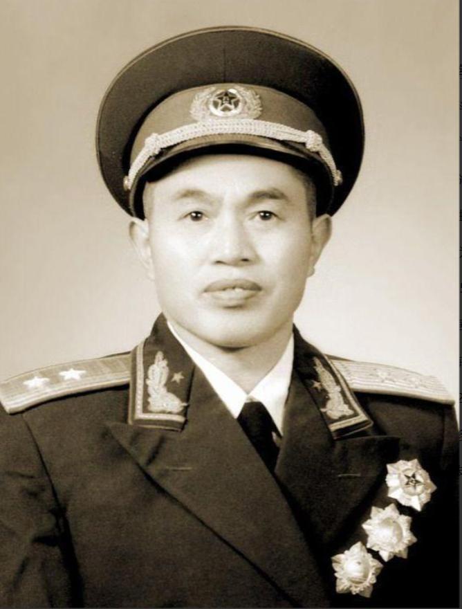 皮定均将军去甘肃农村视察，一群妇女不穿裤子，用床破被遮挡下身，地委书记解释说不穿