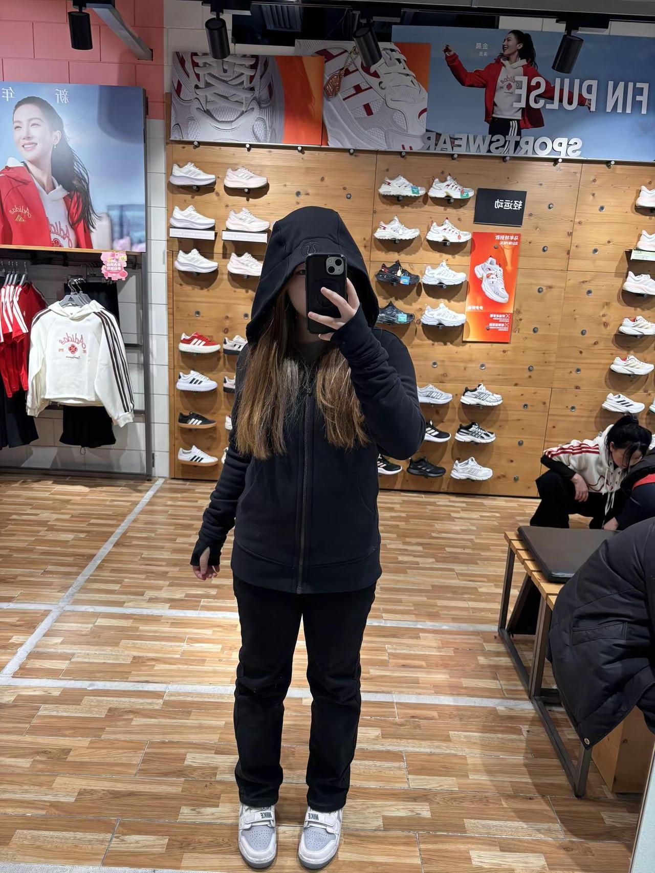 身上穿lulu 鞋子穿乔丹 手上拿苹果