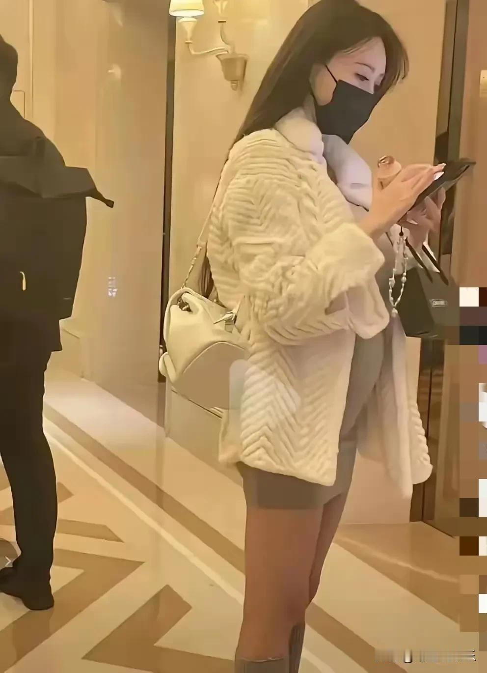 妈呀！
一转眼叶珂肚子这么大了，
看来她和晓明哥很难划清界限了，
如今理解叶珂为