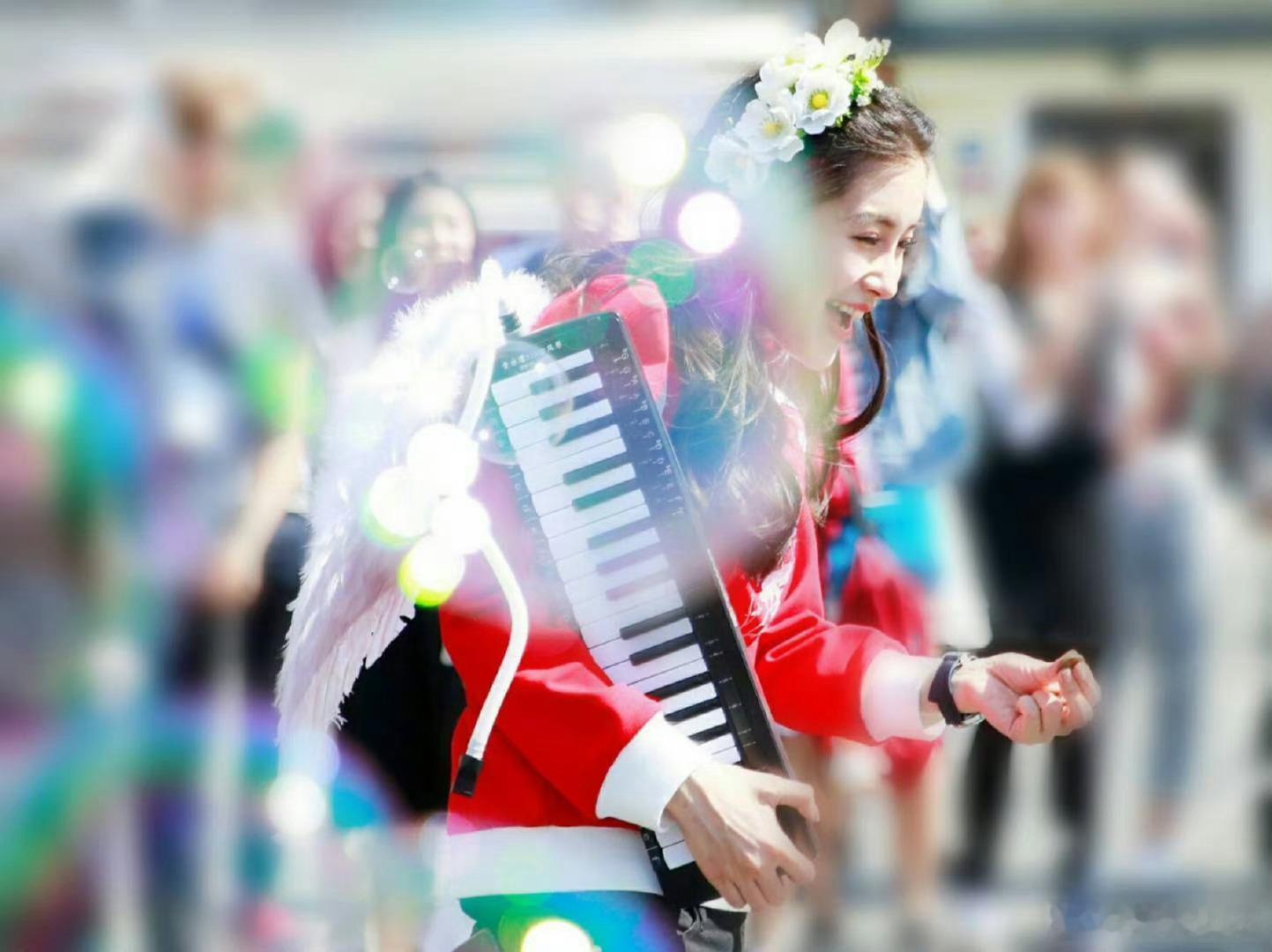 #angelababy# [心]#杨颖# 布拉格广场的Angela天使[抱一抱]
