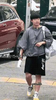 当别人还在赖床的时候，
莎莎早已踏着清晨的阳光，
出现在了体总训练馆里，

没有