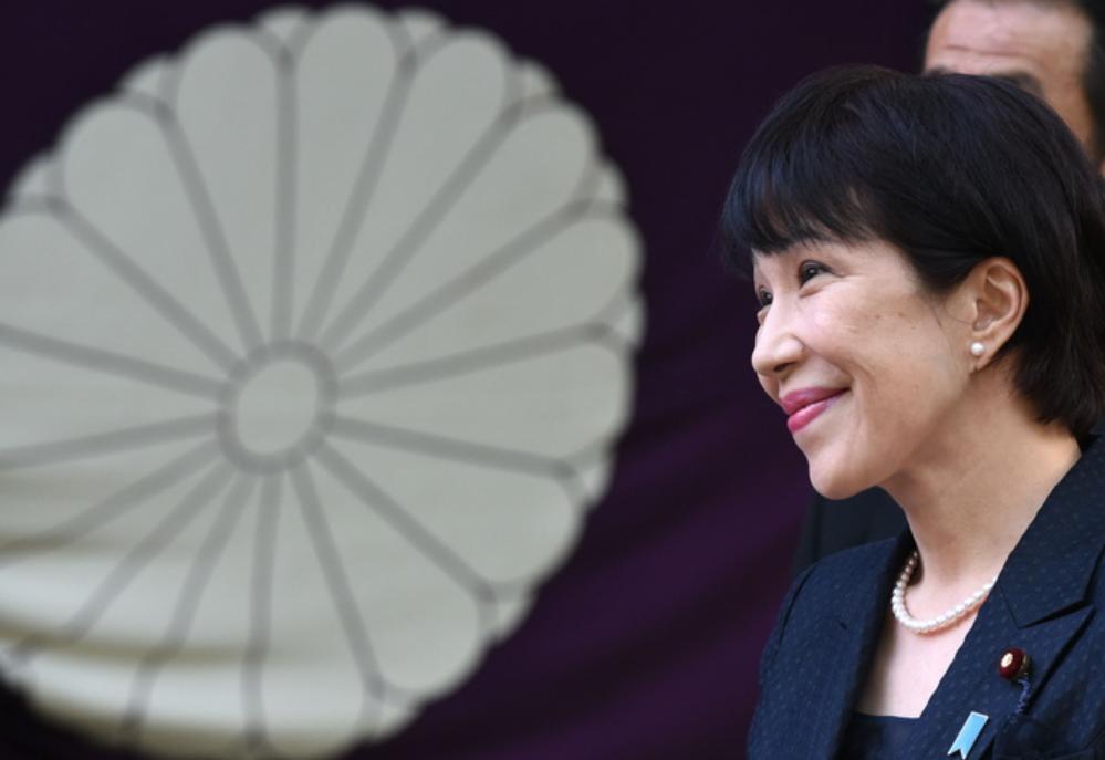 和王毅握完手，绍伊古访华结束，登机前通知日本，高市捅了马蜂窝。为了赢下大选，高市