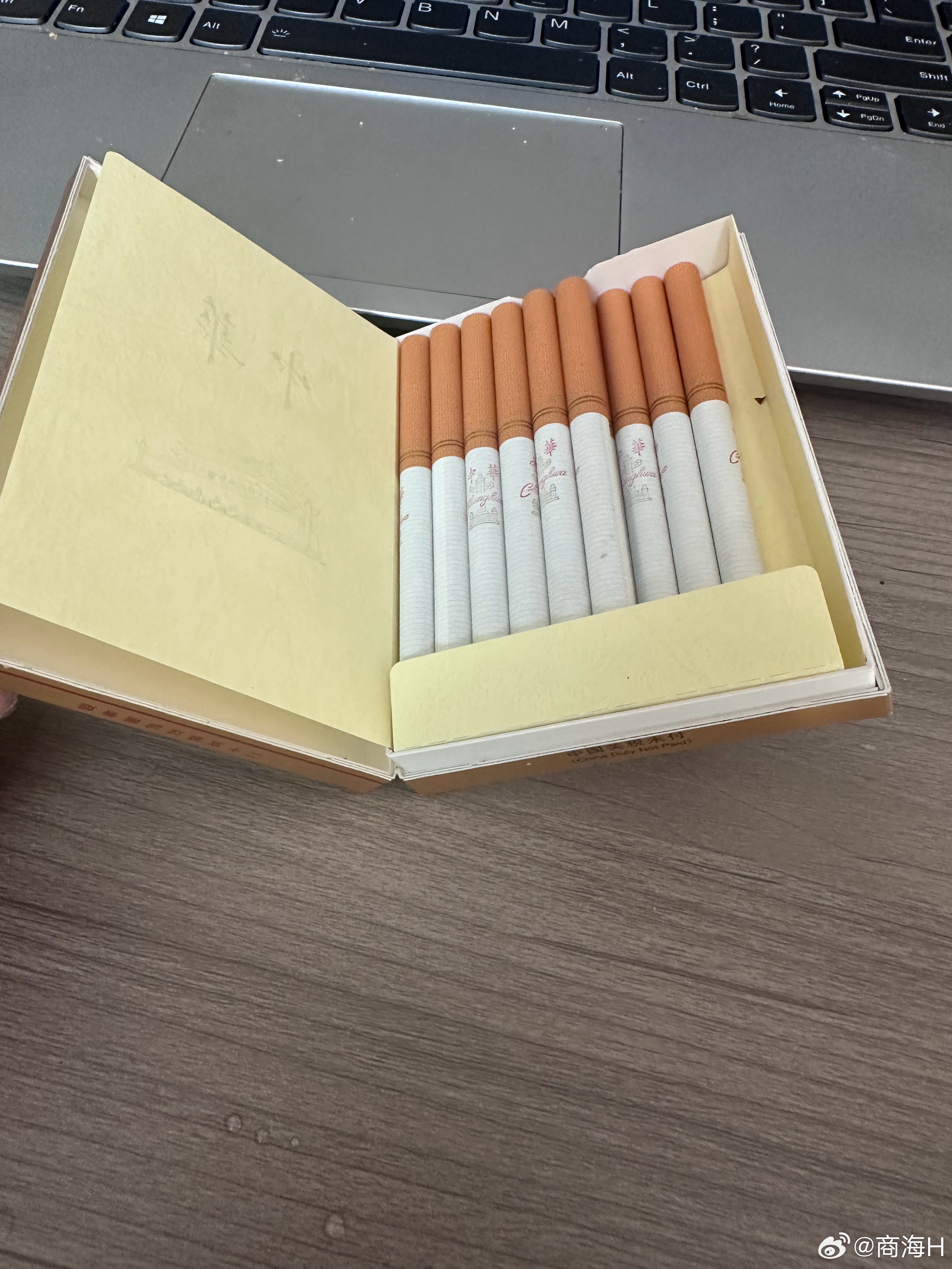出门在外，不容易钱要省着花，要控制预算，还在亏损阶段；烟要数着抽，最后一包烟，要