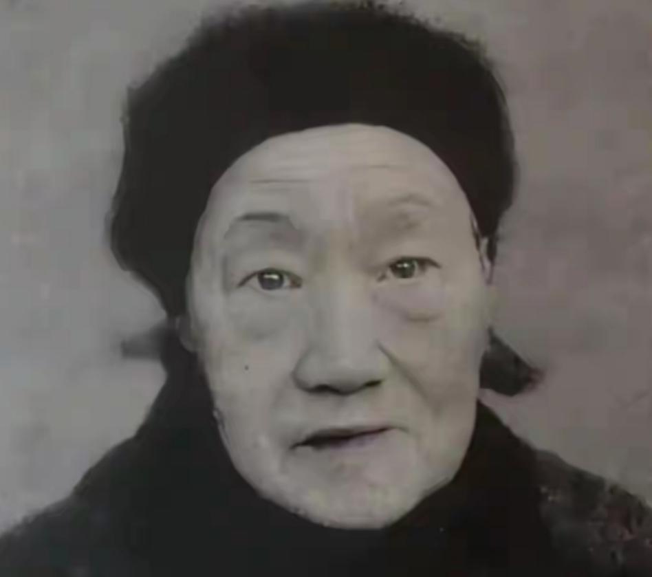 1930年，19岁村妇郑家娟冒死收殓杨开慧，将其安葬于自家旱地，此后25年默默守